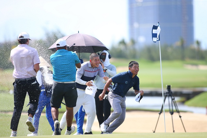 Khoảnh khắc ăn mừng chiến thắng của Golfer Trung Quốc Chen Guxin